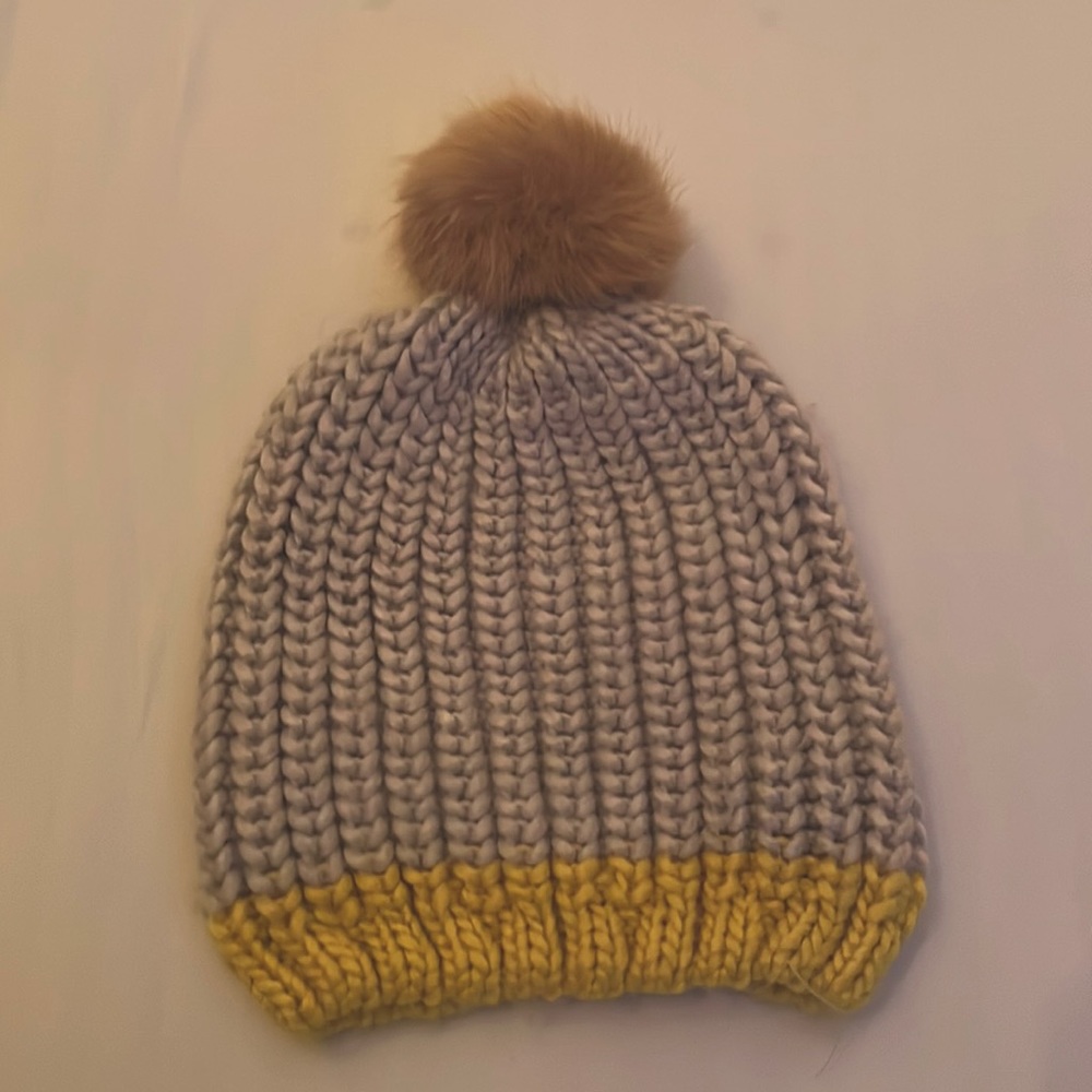 Loft Women’s Knit Beanie Har with Pom